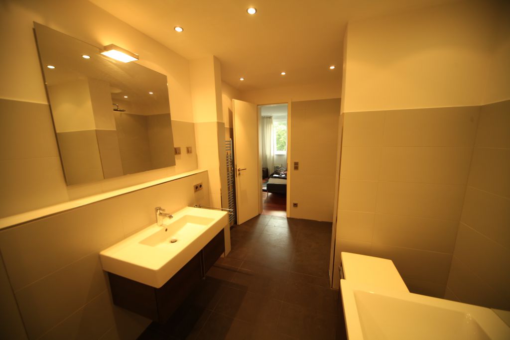 Modernisiertes Badezimmer mit Waschtisch