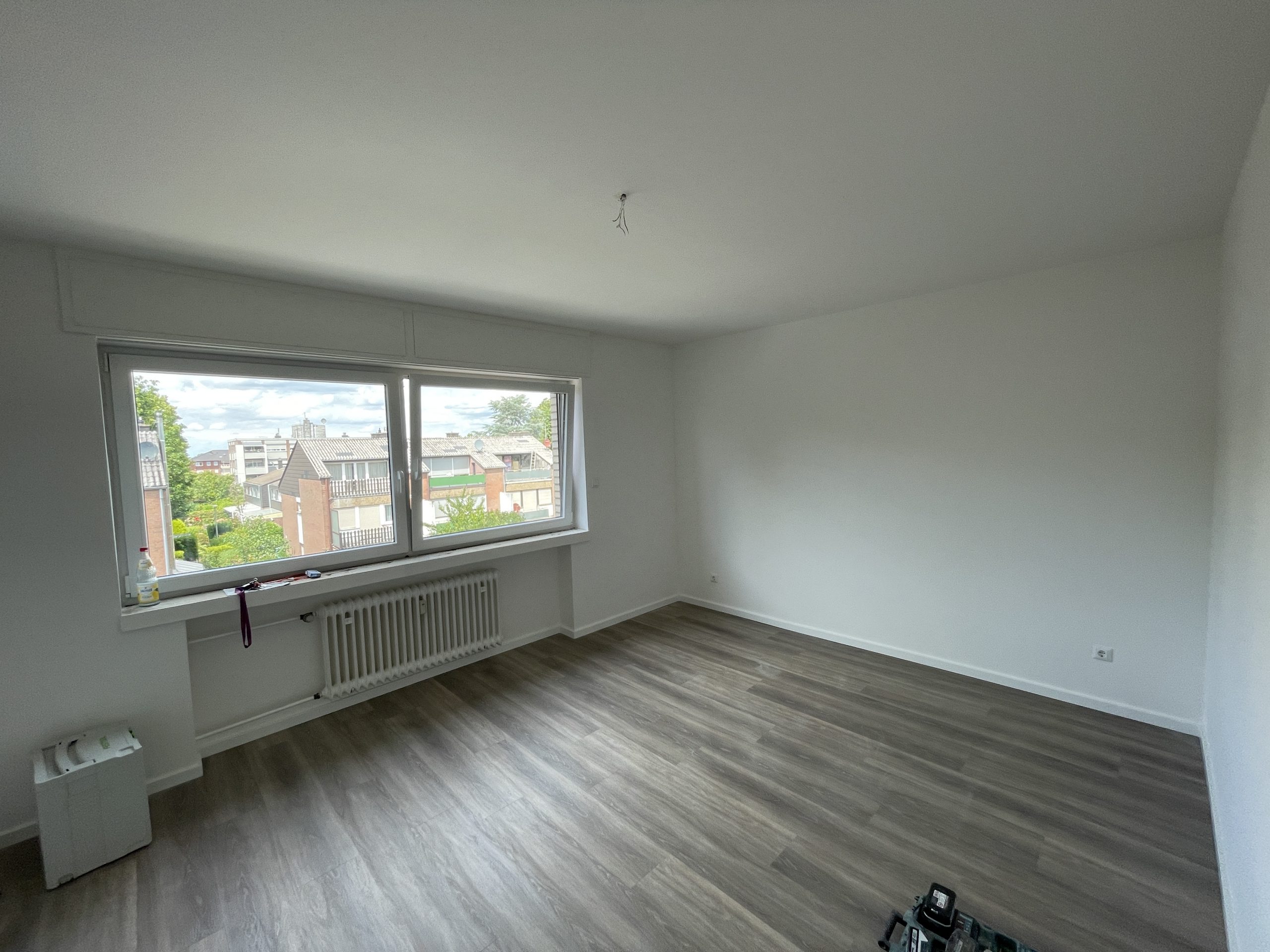 Renovierter Innenraum mit Bodenbelag